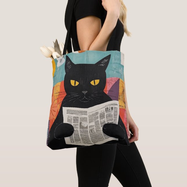 Lustige schwarze Katze liest Zeitung (Von Nahem)
