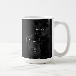Lustige schwarze Katze mit der Kamera Tasse