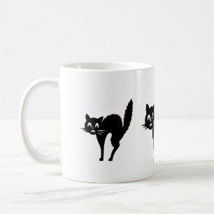 lustige schwarze Katze mit einem gewölbten Rücken  Kaffeetasse