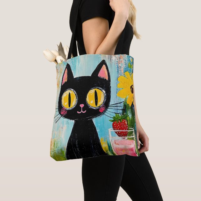 Lustige schwarze Katze mit Erdbeere (Von Nahem)