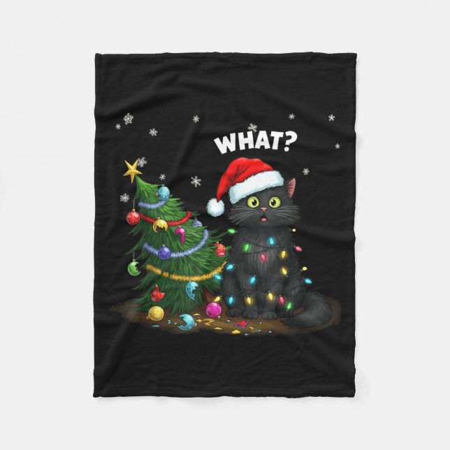 Lustige schwarze Katze schiebt Weihnachtsbaum  Fleecedecke (Vorderseite)