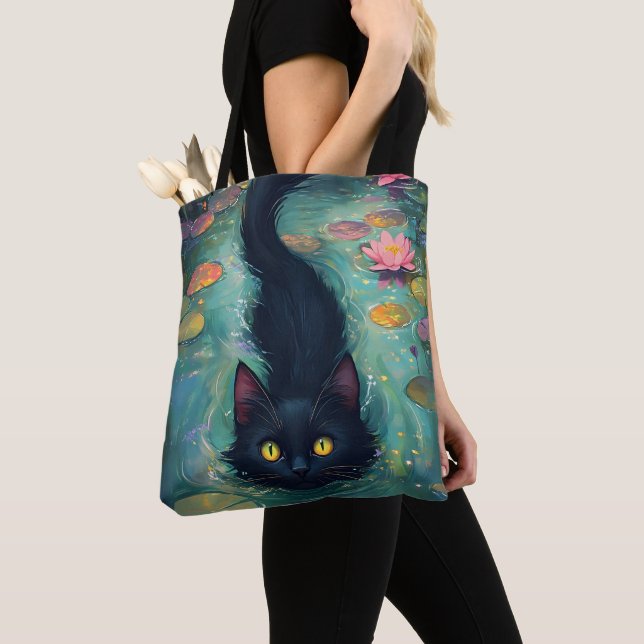 Lustige schwarze Katze schwimmt  (Von Nahem)