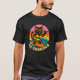 Lustige schwarze Katze surft in gelbem Bikini und T-Shirt