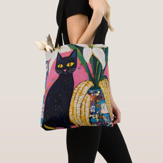 Lustige schwarze Katze und Blumenvase (Von Nahem)