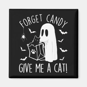 Lustige schwarze Katze vergisst Süßigkeiten und gi Magnet