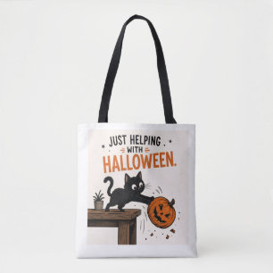 Lustige schwarze Katze wirft Kürbis Halloween um