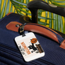 Lustige schwarze Katze wirft Kürbis Halloween um