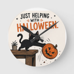 Lustige schwarze Katze wirft Kürbis Halloween um Runde Wanduhr