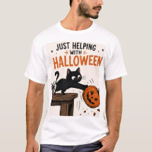 Lustige schwarze Katze wirft Kürbis Halloween um