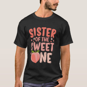 Lustige Schwester der süßen Einen süßen Pfirsich z T-Shirt