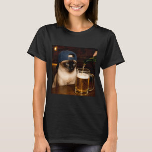 Lustige siamesische Katze trinkt Bier Katzen-Meme T-Shirt