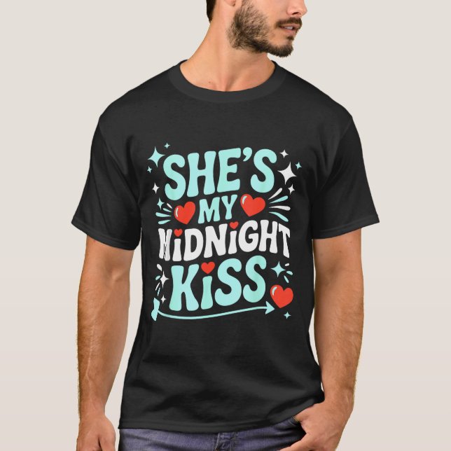 Lustige Sie ist mein Mitternachtskuss Valentinstag T-Shirt (Vorderseite)