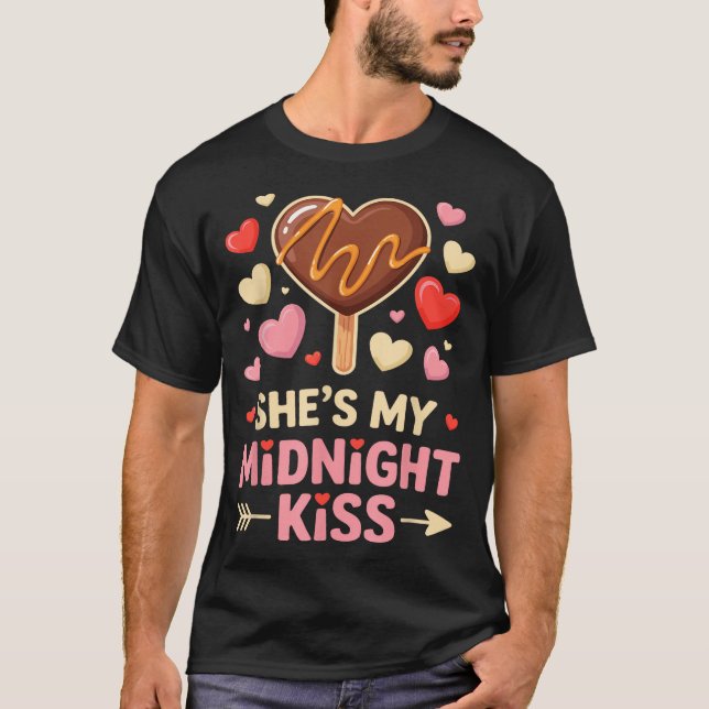 Lustige Sie ist mein Mitternachtskuss Valentinstag T-Shirt (Vorderseite)