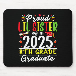 Lustige stolze kleine Schwester eines Abgängerjahr Mousepad
