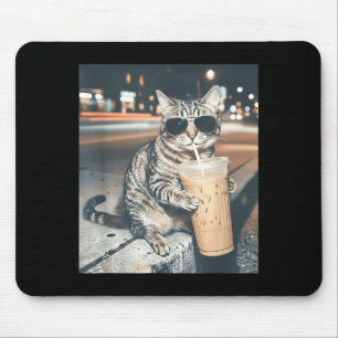 Lustige Tier-Meme Männer: Katze trinkt eisgekühlte Mousepad