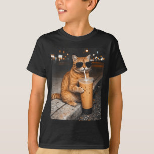 Lustige Tiermemes Katze trinkt eisgekühlten Kaffee T-Shirt