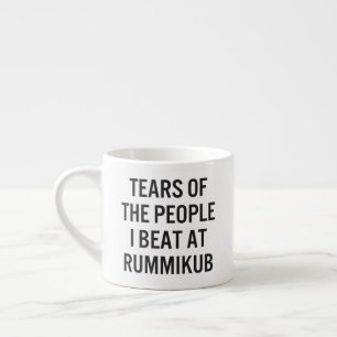 Lustige Tränen der Leute, die ich bei Rummikub bes Espressotasse