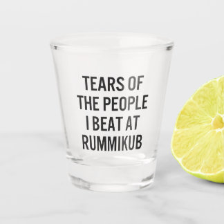 Lustige Tränen der Leute, die ich bei Rummikub bes Schnapsglas