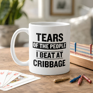 Lustige Tränen der Leute, die ich beim Cribbage be Tasse