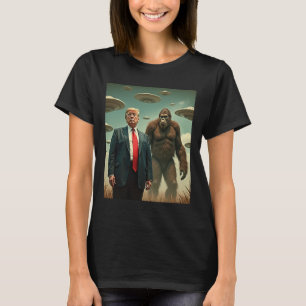 Lustige Trump Bigfoot Ufo Alien Begegnung Uap Freu T-Shirt
