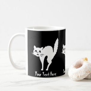 lustige verärgerte weiße Katze mit gewölbtem Tasse