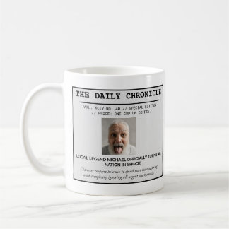 Lustige Vintage-Zeitungstitelseite Meilenstein Kaffeetasse