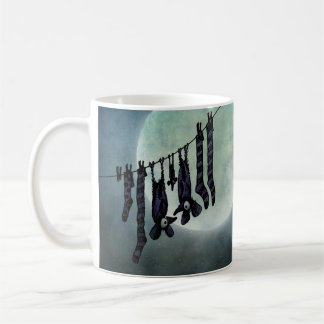 Lustige Vollmond-Nachtschläger auf einer Kaffeetasse