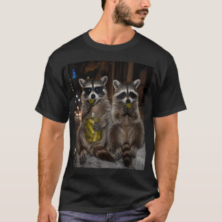 Lustige Waschbären essen saure Gurken, witziges Ti T-Shirt