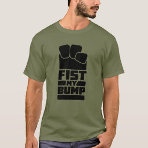 Lustige Weltraum-Alien-Gestaltung mit Faust T-Shirt