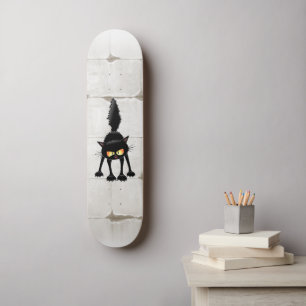 Lustige wilde schwarze Katzen-Cartoon  Skateboard