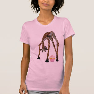 Lustige wunderliche Giraffe und kleiner Kuchen T-Shirt