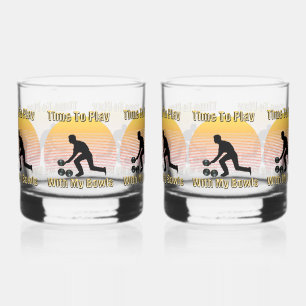 Lustige Zeit zum Spielen von Rasenschüsseln, Whiskyglas