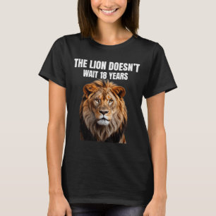Lustige Zitate Der Löwe wartet nicht 18 Jahre Männ T-Shirt