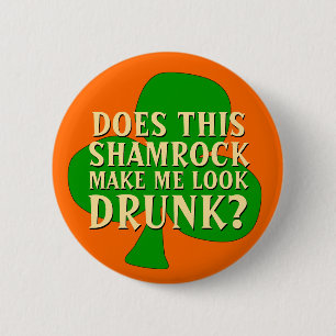Lustigen St Patrick TagesKleeblatt-trinkender Button