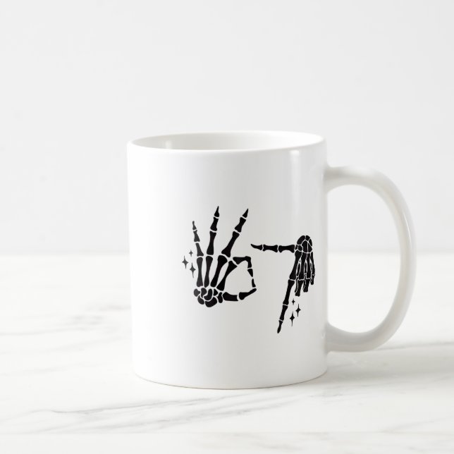 Lustiger 67 Meme Skeletthand 6 7 Halloween Sechs S Kaffeetasse (Rechts)