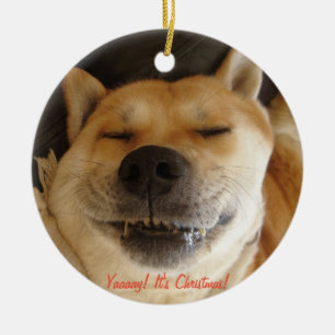 lustiger akita niedlicher Hund lächelt bei Weihna Keramik Ornament