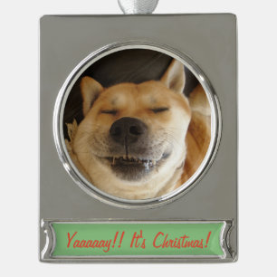 lustiger akita niedlicher Hund lächelt bei Weihnac Banner-Ornament Silber