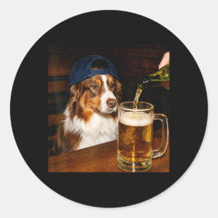 Lustiger alberner Australian Shepherd, der Bier tr Runder Aufkleber