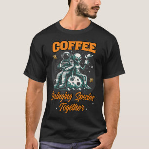 Lustiger Alien-Humor-Kaffee bringt Arten zusammen T-Shirt