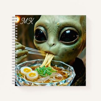 Lustiger Alien isst monogrammierte Ramen-Nudeln Notizbuch