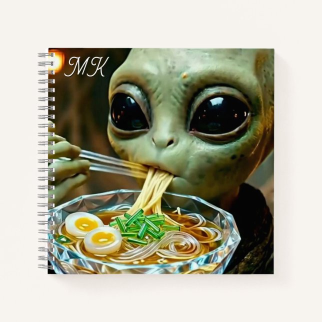 Lustiger Alien isst monogrammierte Ramen-Nudeln Notizbuch (Vorderseite)