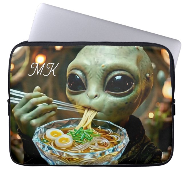 Lustiger Alien isst Ramen-Nudeln mit Monogramm Laptopschutzhülle (Vorderseite)