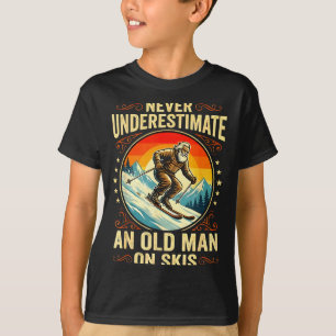 Lustiger alter Mann auf Skiern Wintersport Opa im T-Shirt
