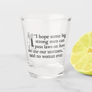 Lustiger auserlesener Retro feministischer Schnapsglas