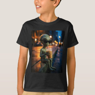Lustiger Außerirdischer mit Sonnenbrille beim Trin T-Shirt