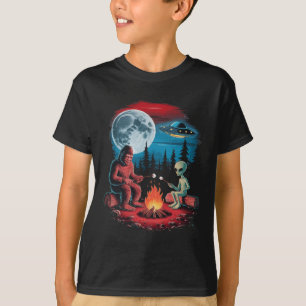 Lustiger Außerirdischer und Bigfoot beim Wandern M T-Shirt