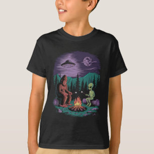 Lustiger Außerirdischer und Bigfoot beim Wandern M T-Shirt