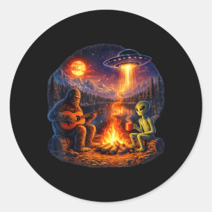 Lustiger Außerirdischer und Bigfoot Lagerfeuer Mon Runder Aufkleber
