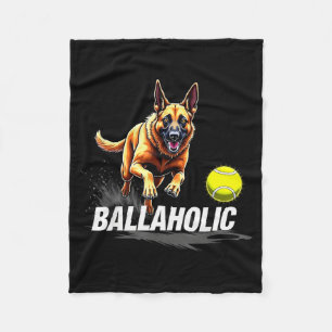 Lustiger Ballaholiker Belgischer Schäferhund jagt Fleecedecke
