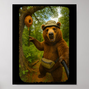Lustiger Bärenselfie von Frauen in der Nähe eines Poster